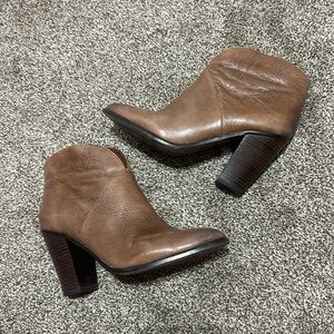 Vince Camuto Franell leather ankle booties size 8 brown SO SOFT